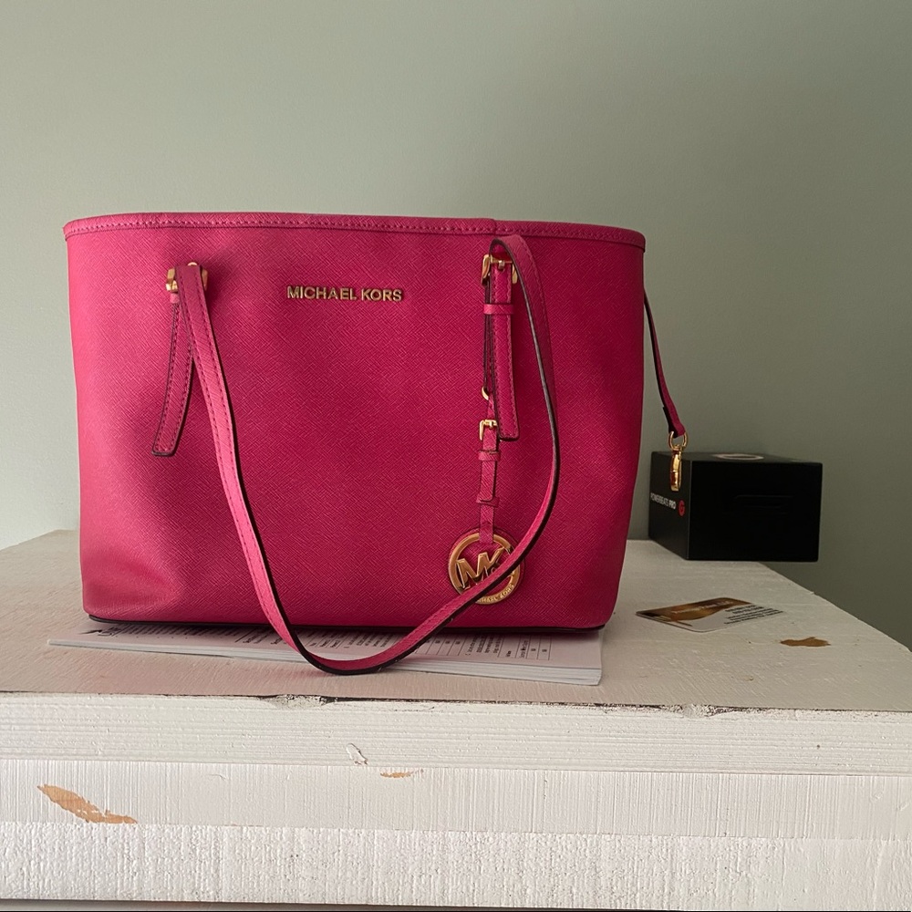 Very nice MK bag, not a scuff or scratch on it shiny gold accents!